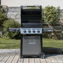 Pack Barbecue à Gaz Napoleon Freestyle F425SBPGT 4 Brûleurs Réchaud + Housse Et Plancha -Raviday Barbecue Soldes barbecue gaz napoleon freestyle 425 05 1 1