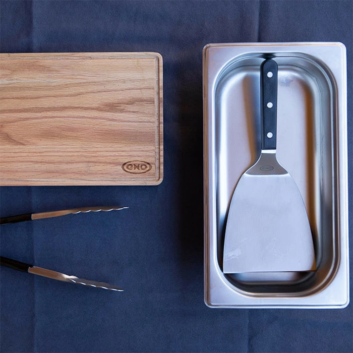 Coffret Du Chef Pour Plancha Eno : Planche à Découper, Spatule, Pince Et Bac 4 Coffret Du Chef Pour Plancha Eno : Planche à Découper, Spatule, Pince Et Bac – Image 2