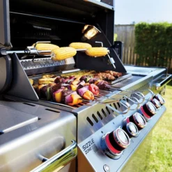 Rôtissoire Inox Pour Barbecue Napoleon Prestige PRO 500 Et Lex 485 -Raviday Barbecue Soldes pro500rsib 2 close up food on grill gas on napoleon grills 1